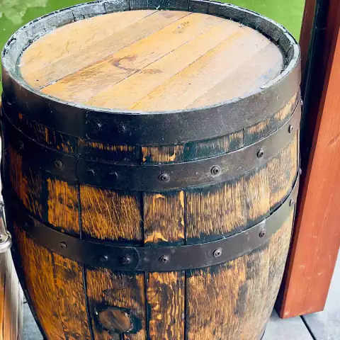 Dřevěný sud použitý jako barový stolek