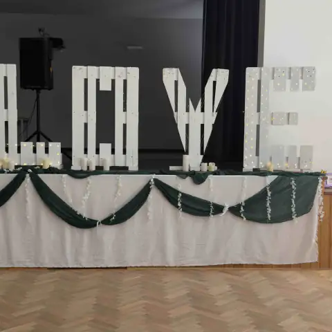 Dřevěná písmena LOVE na svatbě